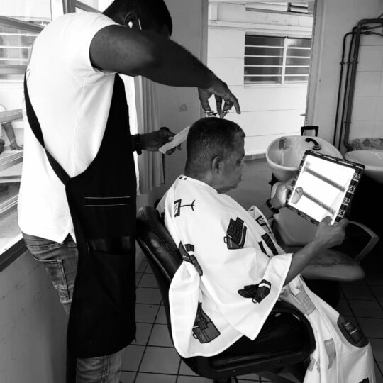 Socio coiffeur en Martinique: ô petits soins vous propose des prestations de coiffures pour toutes les personnes en situation de handicap.